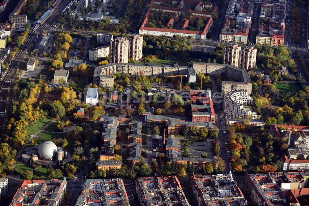 Berlin aus der Vogelperspektive: Wohnhäuser entlang der S-Bahn Schienen mit Zeiss-Großplaneterium und Neubau der Wohnanalage Ella in Berlin - Prenzlauer Berg