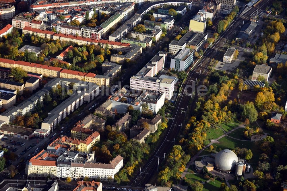 Berlin aus der Vogelperspektive: Wohnhäuser entlang der Grellstraße und der S-Bahn Schienen mit Zeiss-Großplaneterium an der Prenzlauer Allee in Berlin - Prenzlauer Berg