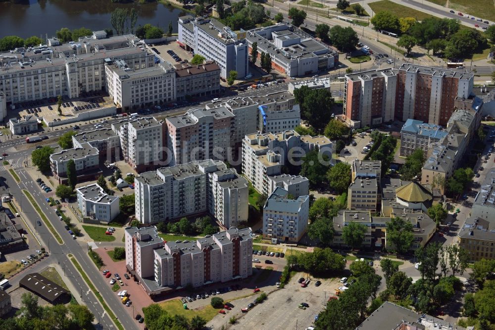 Luftaufnahme Warschau - Wohnhäuser und die Kirchengemeinde Wincentengo Pallotti im Bezirk Praga Poludnie in Warschau in Polen