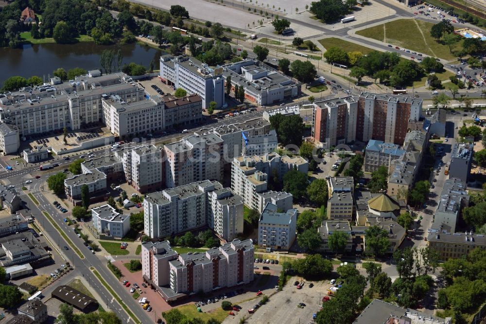 Warschau von oben - Wohnhäuser und die Kirchengemeinde Wincentengo Pallotti im Bezirk Praga Poludnie in Warschau in Polen