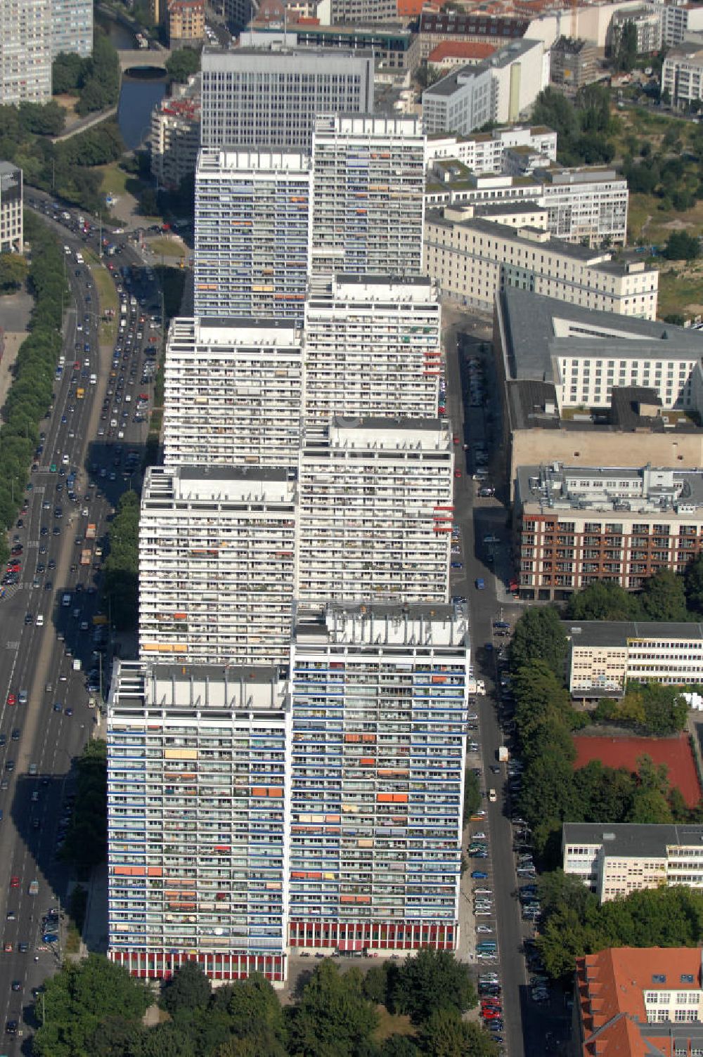 Berlin von oben - Wohnhäuser an der Leipziger Straße in Berlin