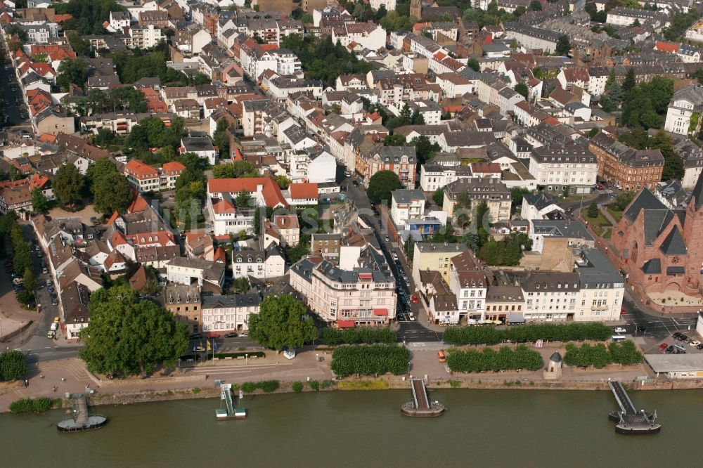 Luftaufnahme Wiesbaden Stadtteil Biebrich - Wohnhäuser und die Oranier-Gedächtniskirche im Stadtteil Biebrich in Wiesbaden im Bundesland Hessen