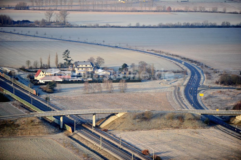 Wernitz von oben - Wohnhäuser an der Ortsumgehungsstraße in Wernitz in Sachsen-Anhalt