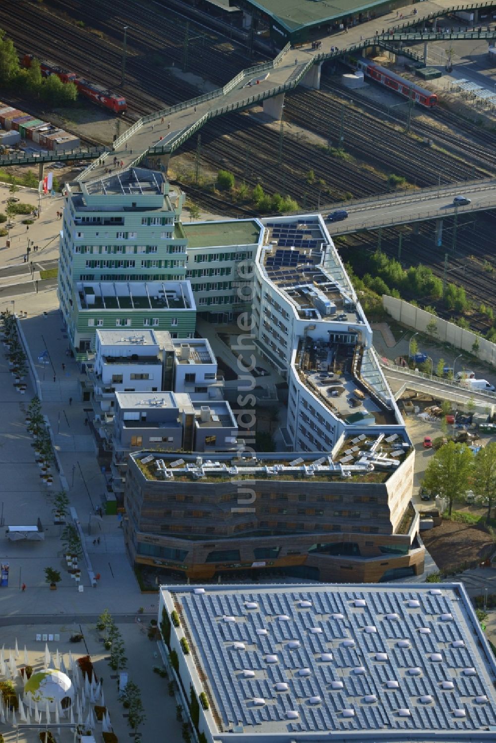 Hamburg Wilhelmsburg von oben - Wohnhäuser, Wälderhaus Hamburg und Gleisanlage des Containerbahnhof im Stadtteil Wilhelmsburg in Hamburg