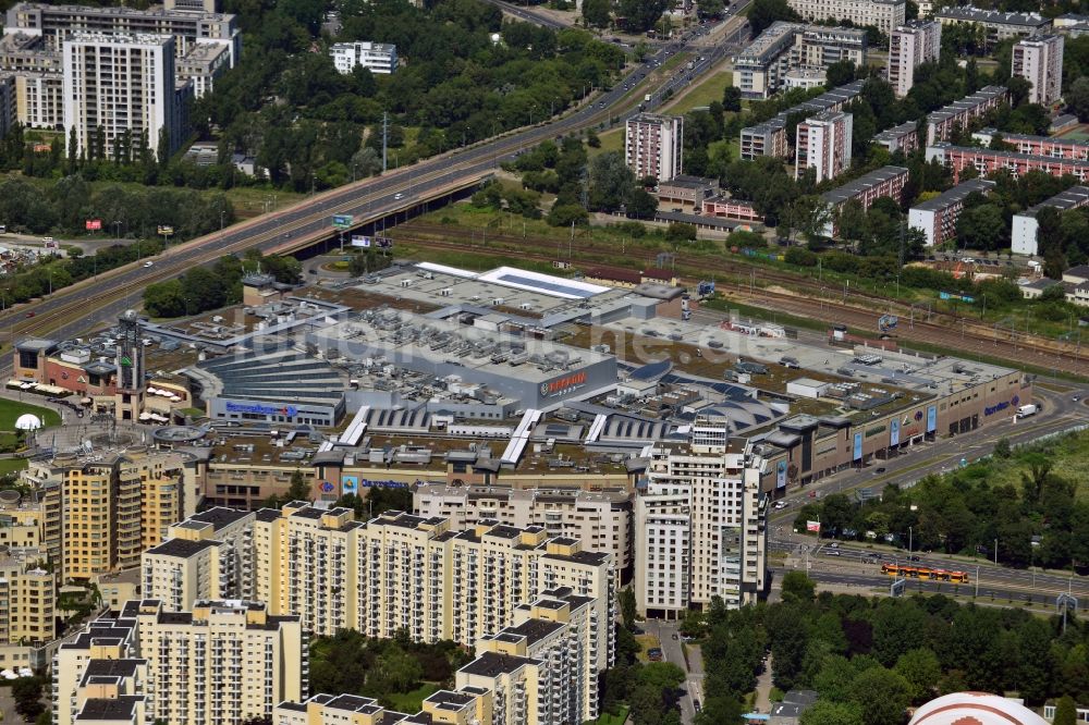 Luftaufnahme Warschau - Wohnhäuser und Wohnhausanlagen am Arkadia Shopping Center in der Innenstadt von Warschau in Polen