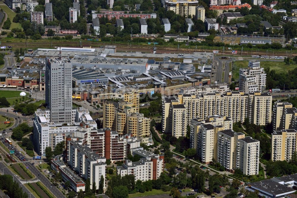 Warschau von oben - Wohnhäuser und Wohnhausanlagen am Arkadia Shopping Center in der Innenstadt von Warschau in Polen