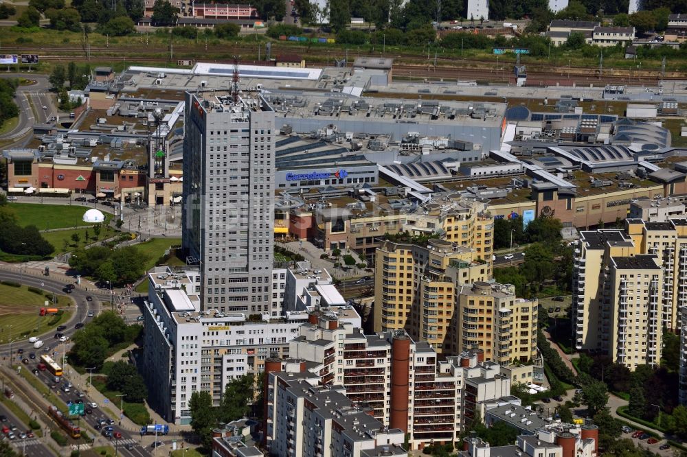 Warschau aus der Vogelperspektive: Wohnhäuser und Wohnhausanlagen am Arkadia Shopping Center in der Innenstadt von Warschau in Polen