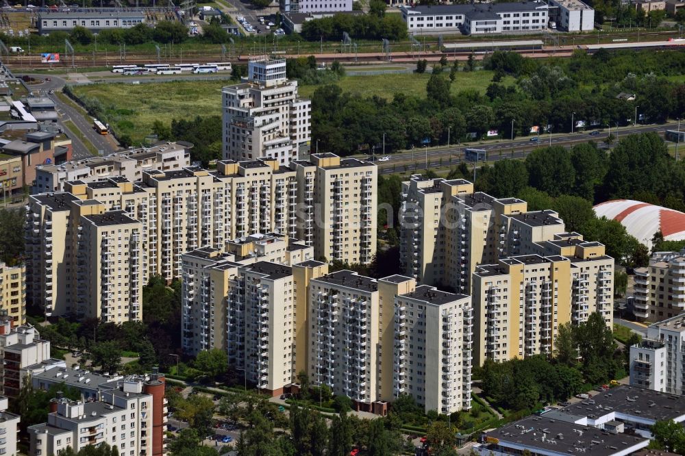 Warschau aus der Vogelperspektive: Wohnhäuser und Wohnhausanlagen am Arkadia Shopping Center in der Innenstadt von Warschau in Polen