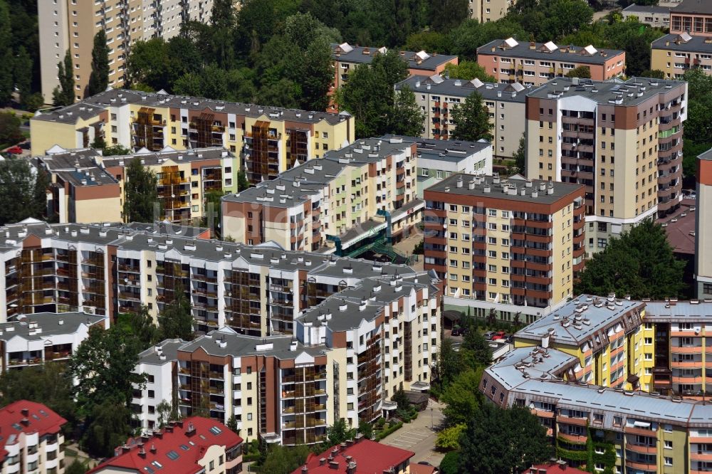 Warschau aus der Vogelperspektive: Wohnhäuser und Wohnhausanlagen des Stadtteils Piaski im Bezirk Bielany in Warschau in Polen