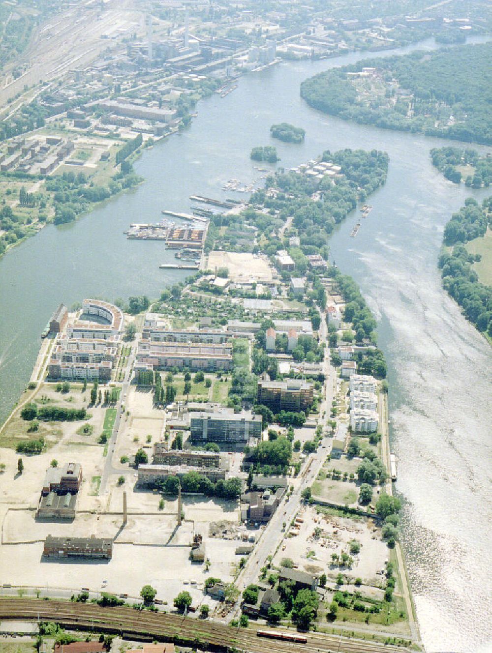 Luftbild Berlin - Treptow - Wohnneubau auf der Halbinsel Stralau in Berlin-Treptow.