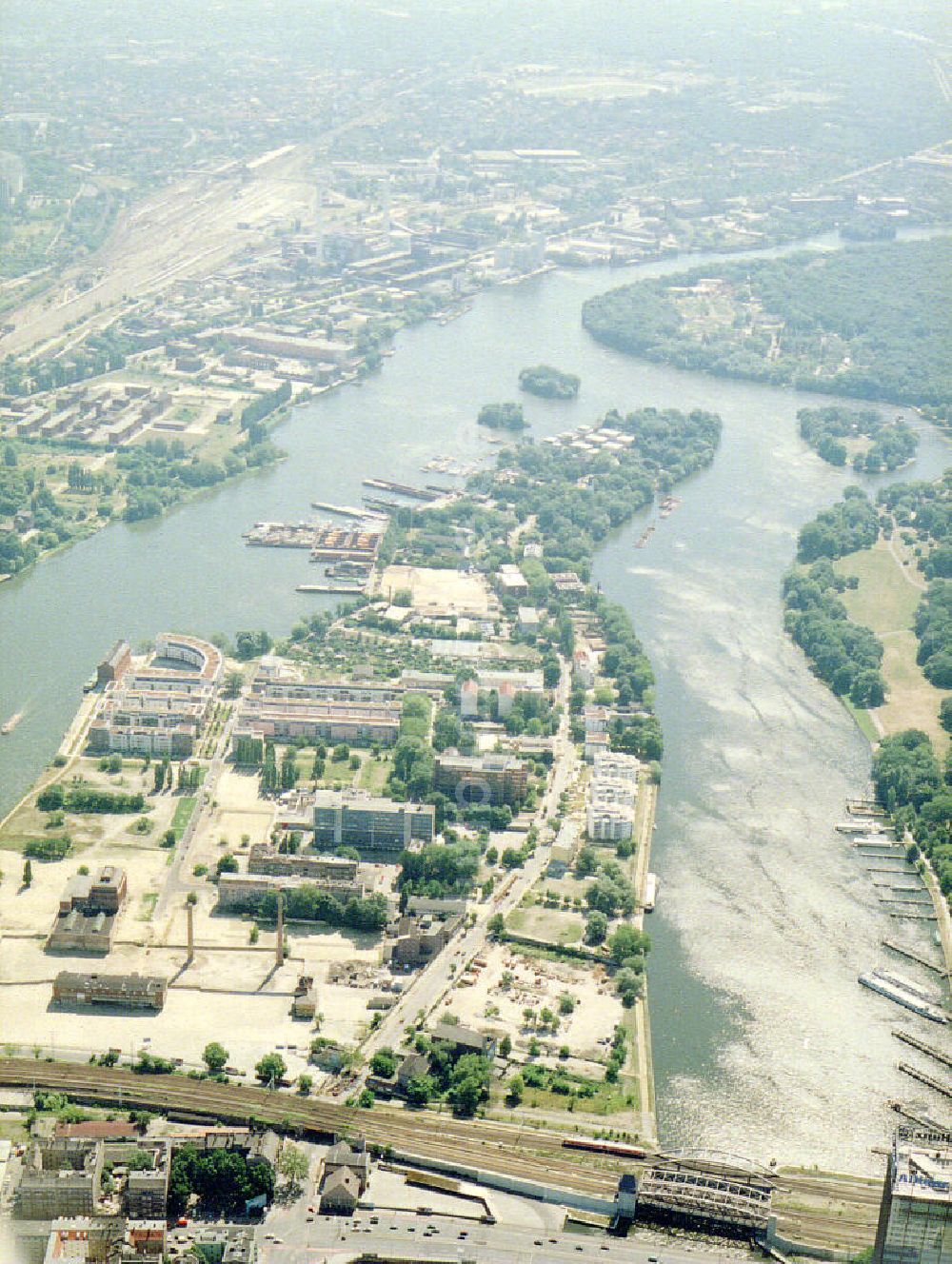 Luftaufnahme Berlin - Treptow - Wohnneubau auf der Halbinsel Stralau in Berlin-Treptow.