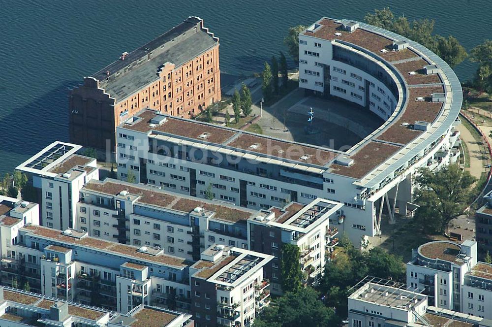 Berlin / Friedrichshain aus der Vogelperspektive: Wohnneubau auf der Halbinsel Stralau an der Spree BERLIN 01