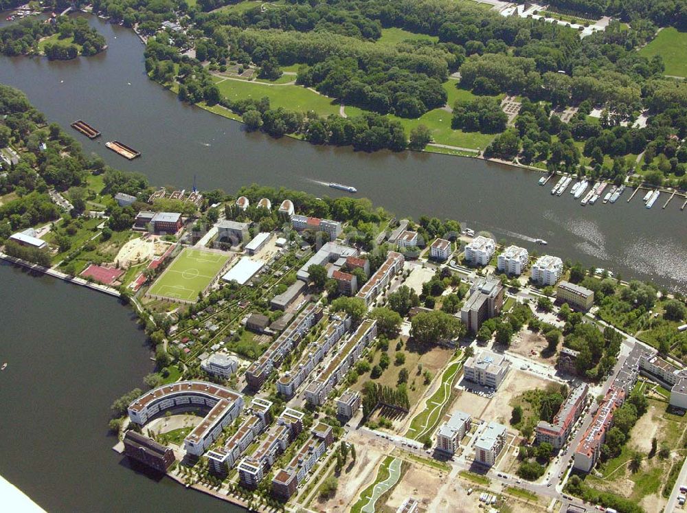 Berlin - Stralau aus der Vogelperspektive: Wohnneubau auf der Halbinsel Stralau am Spreeufer.