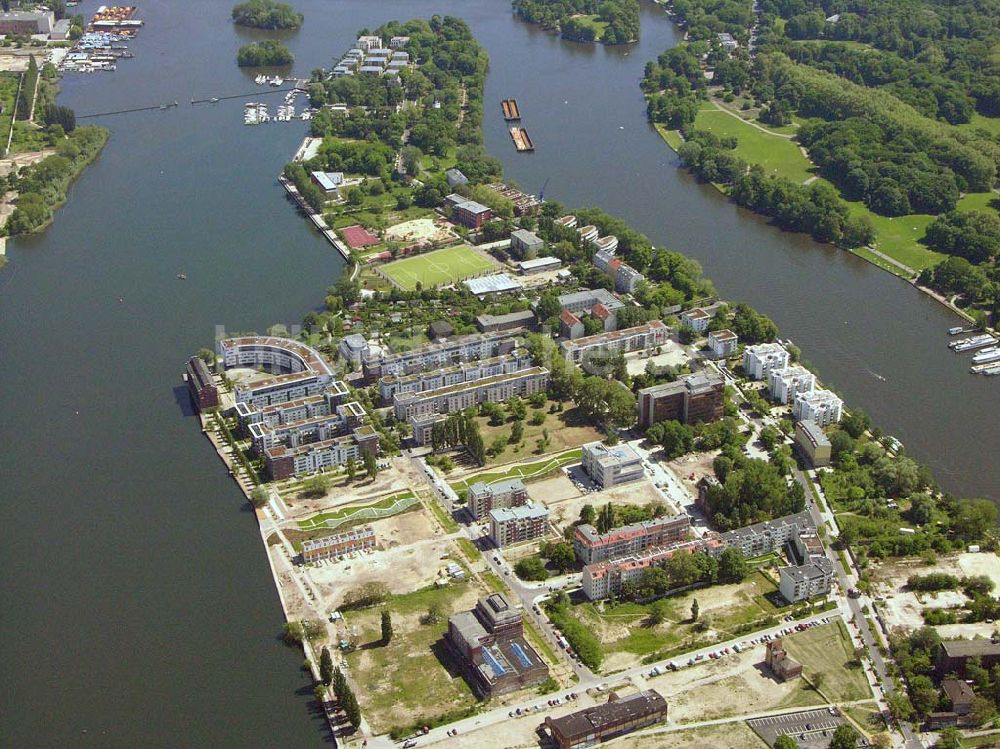 Berlin - Stralau von oben - Wohnneubau auf der Halbinsel Stralau am Spreeufer.