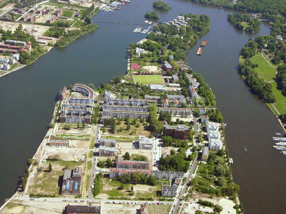 Berlin - Stralau aus der Vogelperspektive: Wohnneubau auf der Halbinsel Stralau am Spreeufer.