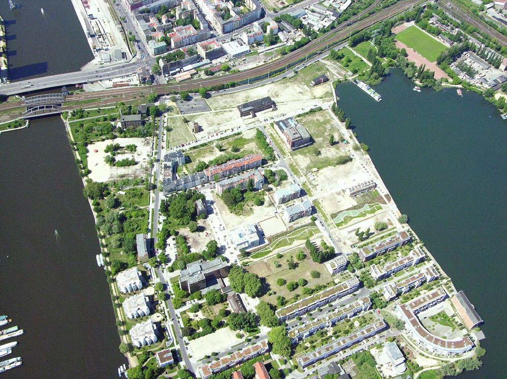 Luftaufnahme Berlin - Stralau - Wohnneubau auf der Halbinsel Stralau am Spreeufer.