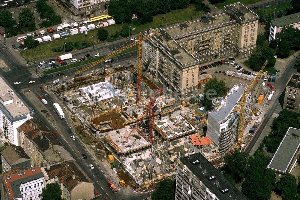 Berlin-Friedrichshain aus der Vogelperspektive: Wohnneubau an der Karl-Marx-Allee / ecke Straße der Pariser Kommune