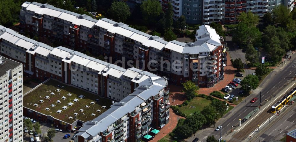 Luftbild Berlin Marzahn - Wohnneubau- Mehrfamilienhaus Reihe an der Alle der Kosmonauten im Stadtteil Marzahn von Berlin