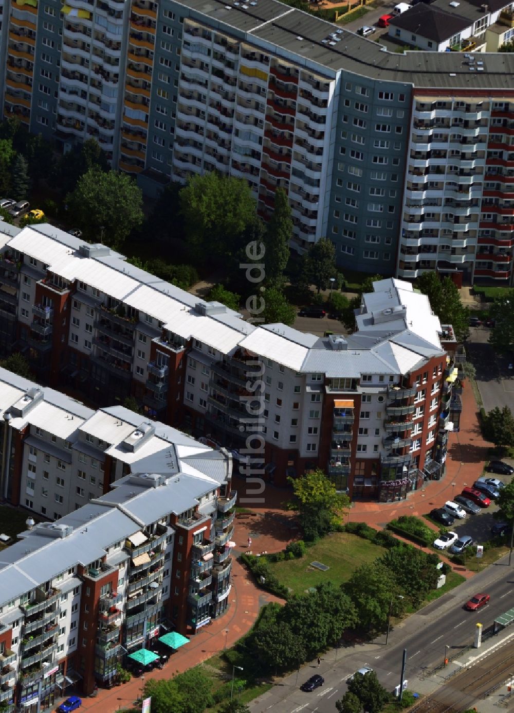 Luftaufnahme Berlin Marzahn - Wohnneubau- Mehrfamilienhaus Reihe an der Alle der Kosmonauten im Stadtteil Marzahn von Berlin