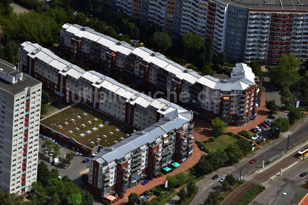 Berlin Marzahn von oben - Wohnneubau- Mehrfamilienhaus Reihe an der Alle der Kosmonauten im Stadtteil Marzahn von Berlin