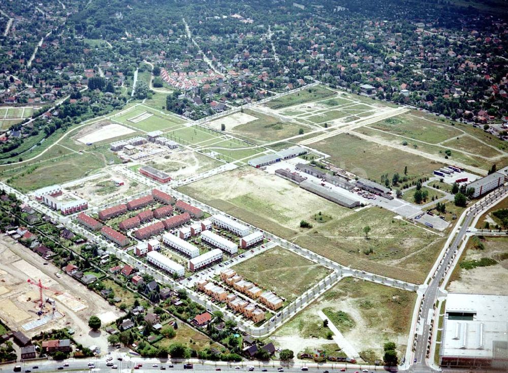 Berlin - Biesdorf aus der Vogelperspektive: Wohnneubauerschließungsfläche am S-Bahnhof Biesdorf - Süd.