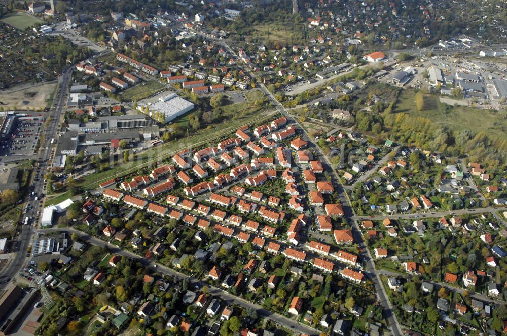 Berlin von oben - Wohnneubaugebiet der cds Wohnbau Berlin GmbH am Hibiskusweg, Clematisweg, Bromelienweg, Straße An der Industriebahn im Stadtteil Weißensee