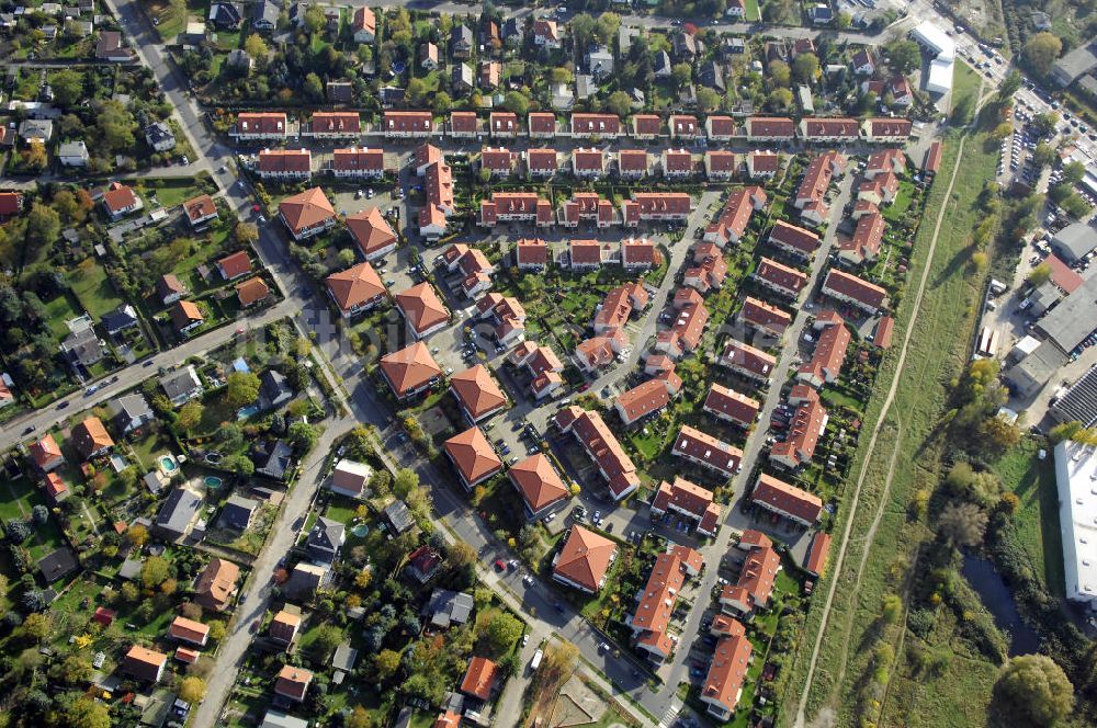 Berlin aus der Vogelperspektive: Wohnneubaugebiet der cds Wohnbau Berlin GmbH am Hibiskusweg, Clematisweg, Bromelienweg, Straße An der Industriebahn im Stadtteil Weißensee