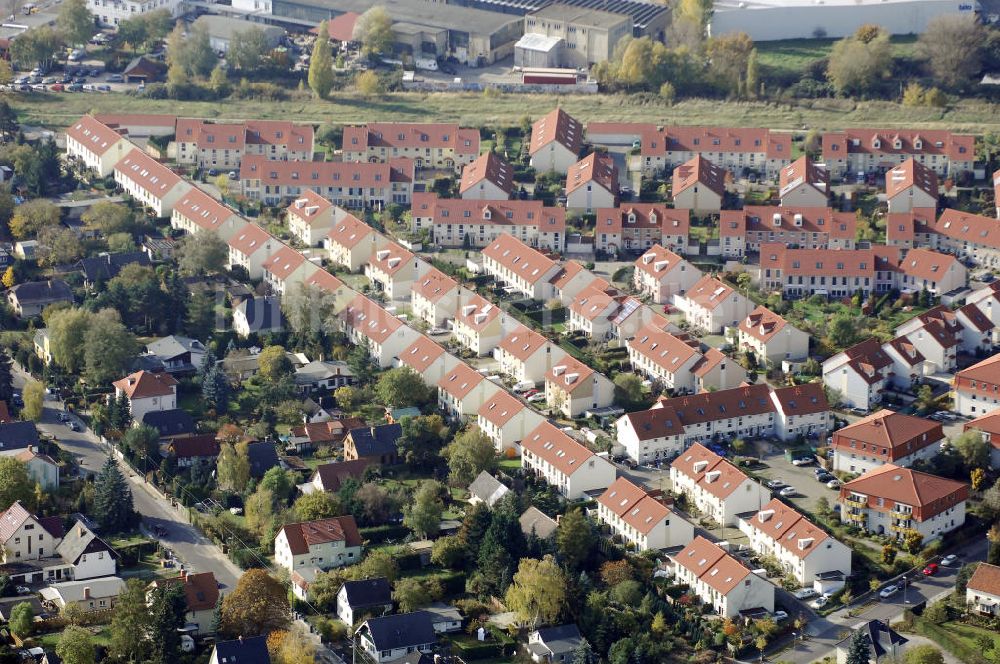 Berlin aus der Vogelperspektive: Wohnneubaugebiet der cds Wohnbau Berlin GmbH am Hibiskusweg, Clematisweg, Bromelienweg, Straße An der Industriebahn im Stadtteil Weißensee