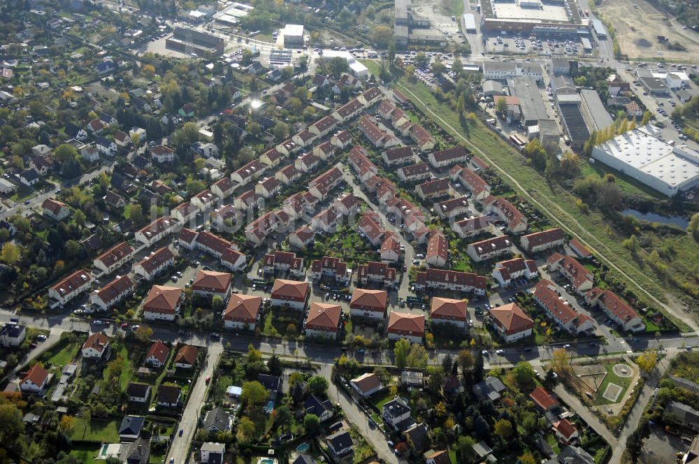 Berlin aus der Vogelperspektive: Wohnneubaugebiet der cds Wohnbau Berlin GmbH am Hibiskusweg, Clematisweg, Bromelienweg, Straße An der Industriebahn im Stadtteil Weißensee