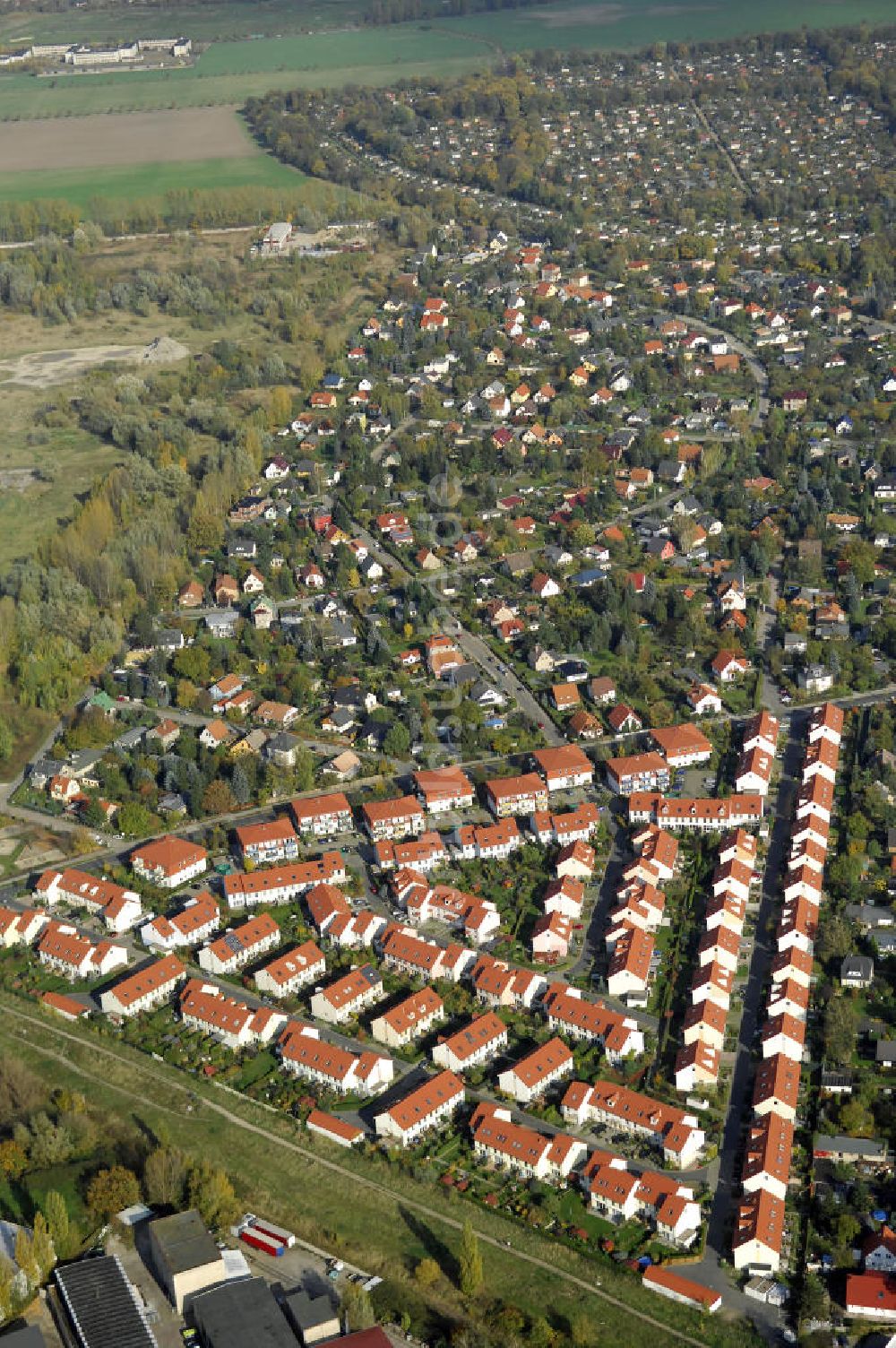 Berlin aus der Vogelperspektive: Wohnneubaugebiet der cds Wohnbau Berlin GmbH am Hibiskusweg, Clematisweg, Bromelienweg, Straße An der Industriebahn im Stadtteil Weißensee