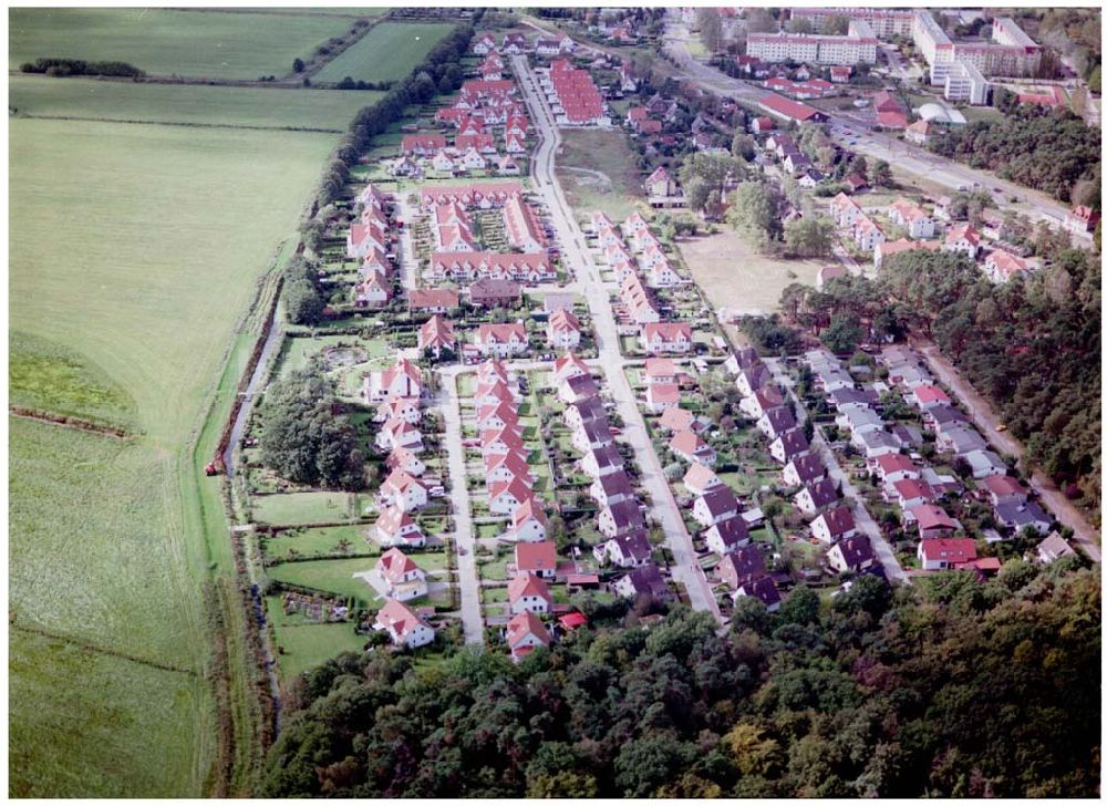 Graal-Müritz / Mecklenburg Vorpommern aus der Vogelperspektive: Wohnneubaugebiet der HAWO KG in Graal - Müritz Mecklenburg Vorpommern / 27.09.02