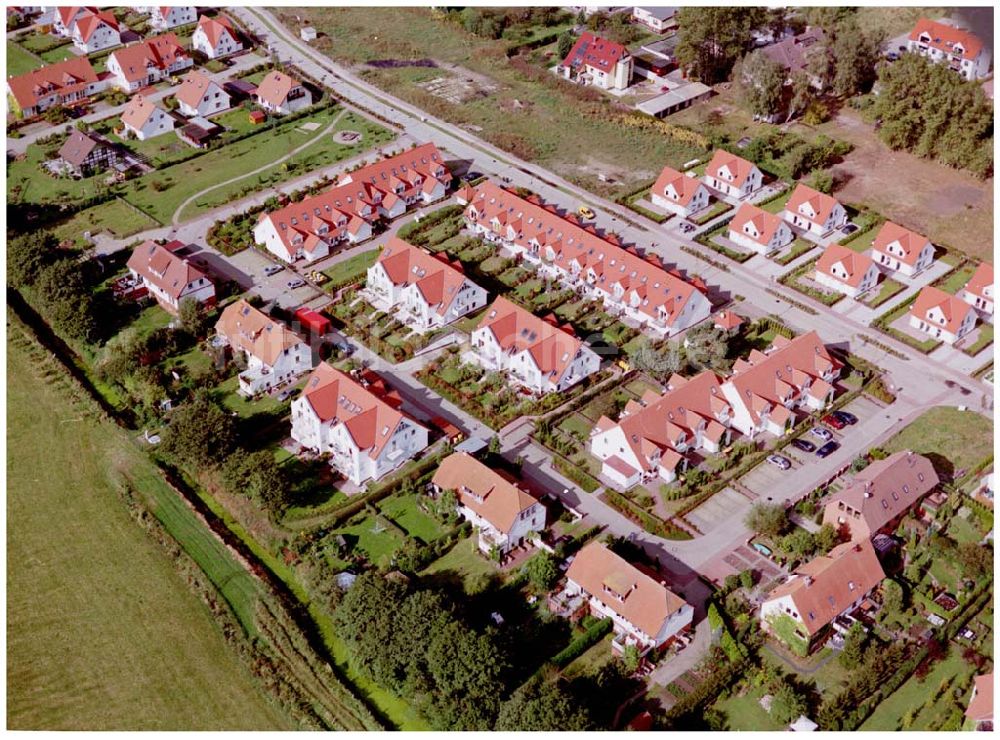 Graal-Müritz / Mecklenburg Vorpommern aus der Vogelperspektive: Wohnneubaugebiet der HAWO KG in Graal - Müritz Mecklenburg Vorpommern / 27.09.02