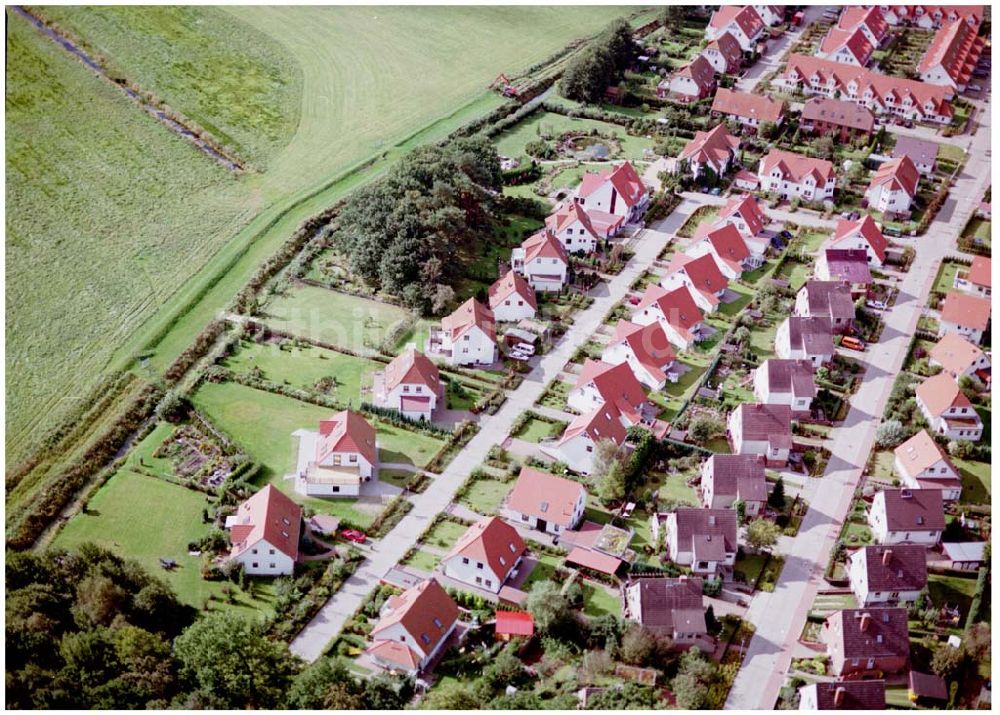 Graal-Müritz / Mecklenburg Vorpommern aus der Vogelperspektive: Wohnneubaugebiet der HAWO KG in Graal - Müritz Mecklenburg Vorpommern / 27.09.02