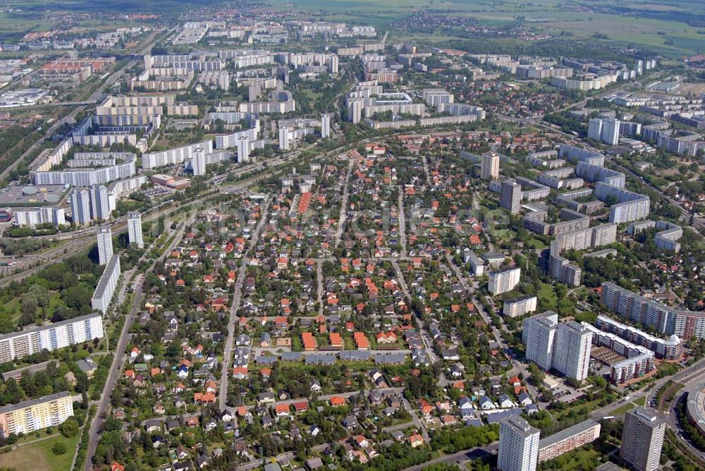 Berlin von oben - Wohnneubaugebiet an der Landsberger Allee, Marzahner Promenade mit dem Dorf Alt Marzahn