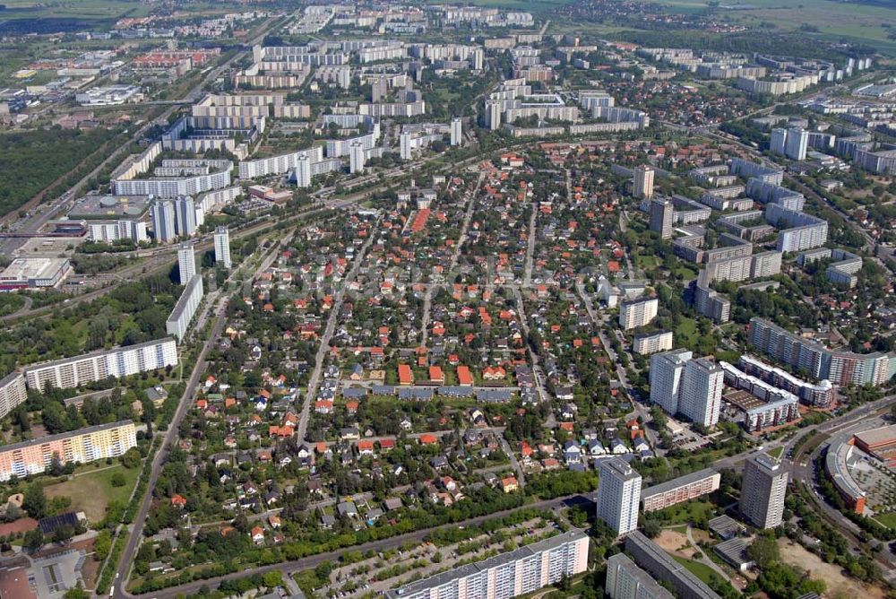 Berlin aus der Vogelperspektive: Wohnneubaugebiet an der Landsberger Allee, Marzahner Promenade mit dem Dorf Alt Marzahn