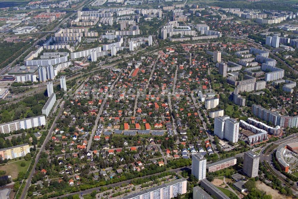 Luftbild Berlin - Wohnneubaugebiet an der Landsberger Allee, Marzahner Promenade mit dem Dorf Alt Marzahn