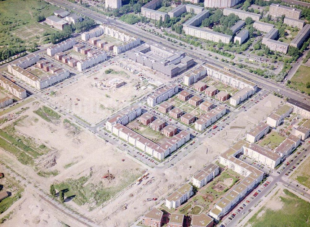 Berlin - Marzahn aus der Vogelperspektive: Wohnneubaugebiet Landsberger Tor an der Landsberger Allee in Berlin-Marzahn.