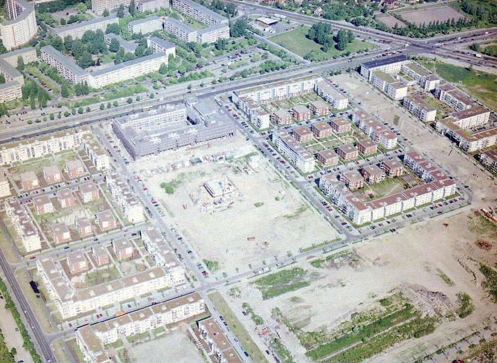 Luftbild Berlin - Marzahn - Wohnneubaugebiet Landsberger Tor an der Landsberger Allee in Berlin-Marzahn.