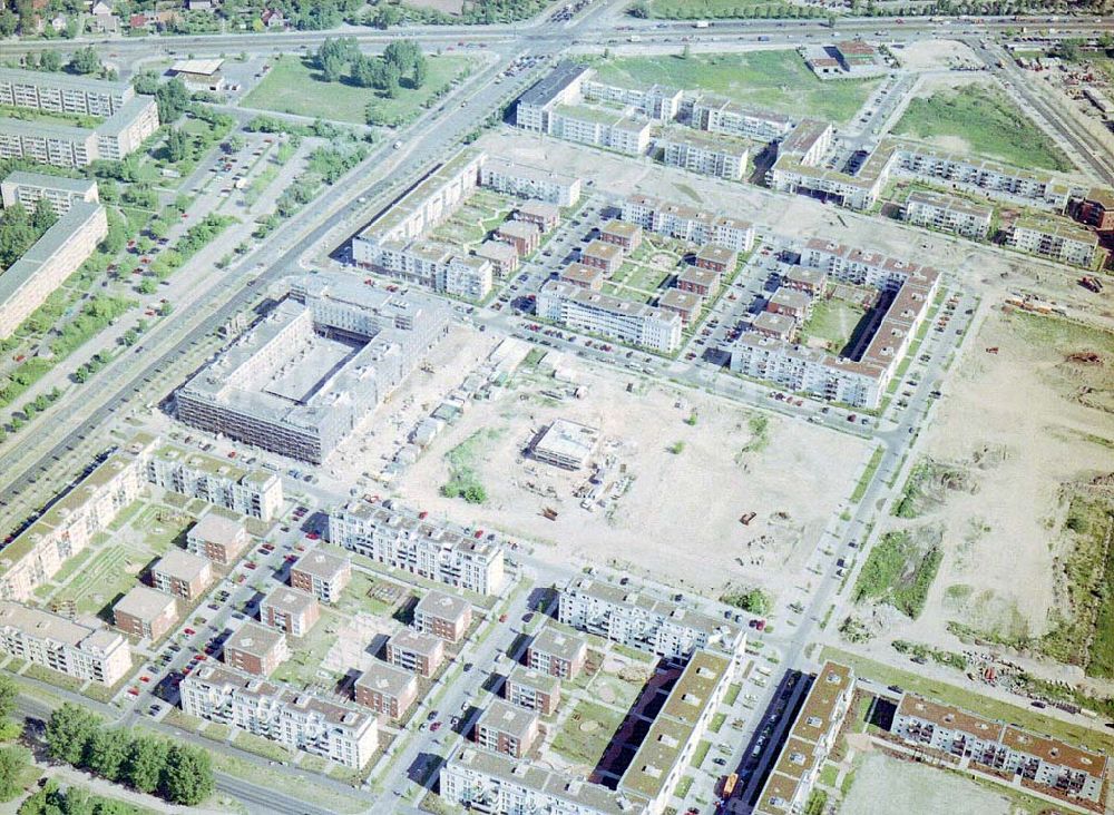 Luftaufnahme Berlin - Marzahn - Wohnneubaugebiet Landsberger Tor an der Landsberger Allee in Berlin-Marzahn.