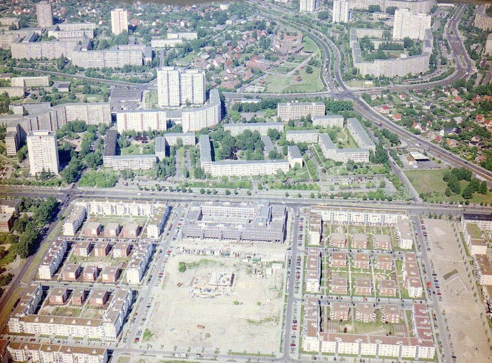 Luftbild Berlin - Marzahn - Wohnneubaugebiet Landsberger Tor an der Landsberger Allee in Berlin-Marzahn.