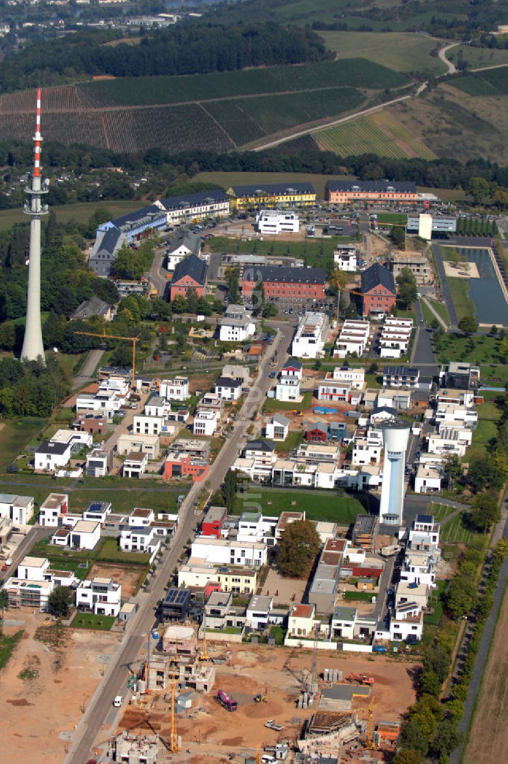 TRIER von oben - Wohnneubaugebiet Petrisberg von Trier mit dem Fernmeldeturm und dem Wasserturm