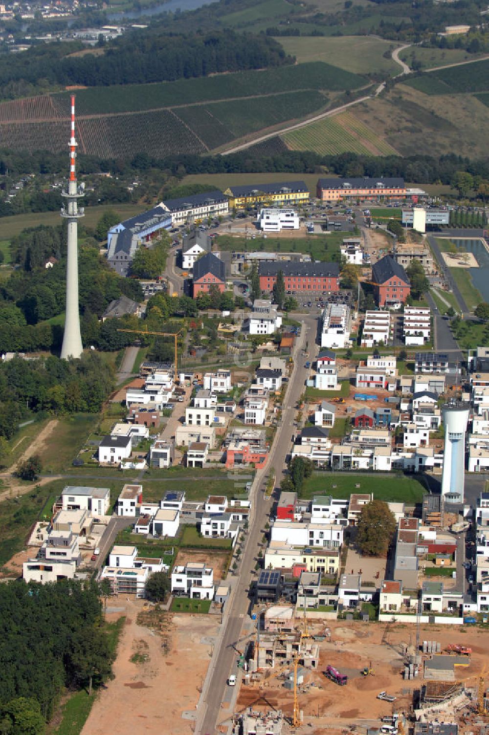 TRIER aus der Vogelperspektive: Wohnneubaugebiet Petrisberg von Trier mit dem Fernmeldeturm und dem Wasserturm