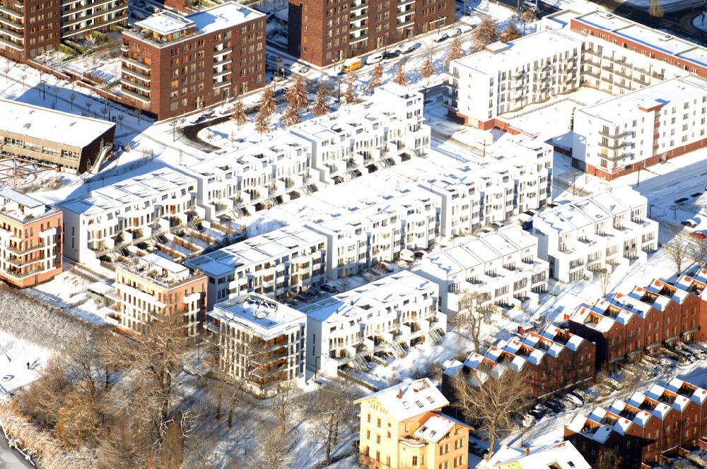 Berlin von oben - Wohnneubaugebiet Terassen- und Reihenhäuser am Ufer des Rummelsburger See in Berlin