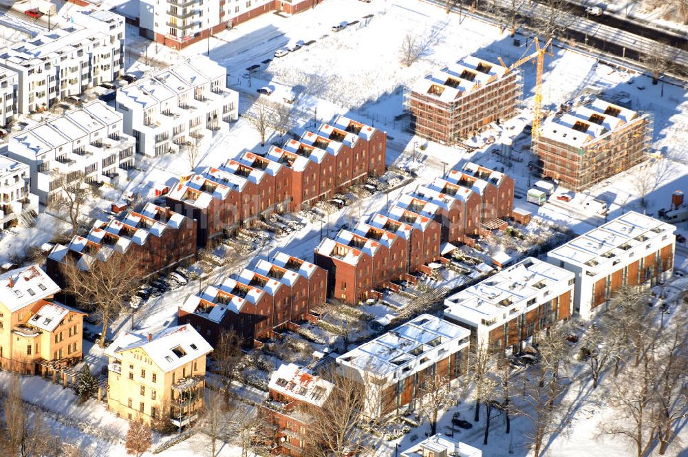 Berlin aus der Vogelperspektive: Wohnneubaugebiet Terassen- und Reihenhäuser am Ufer des Rummelsburger See in Berlin