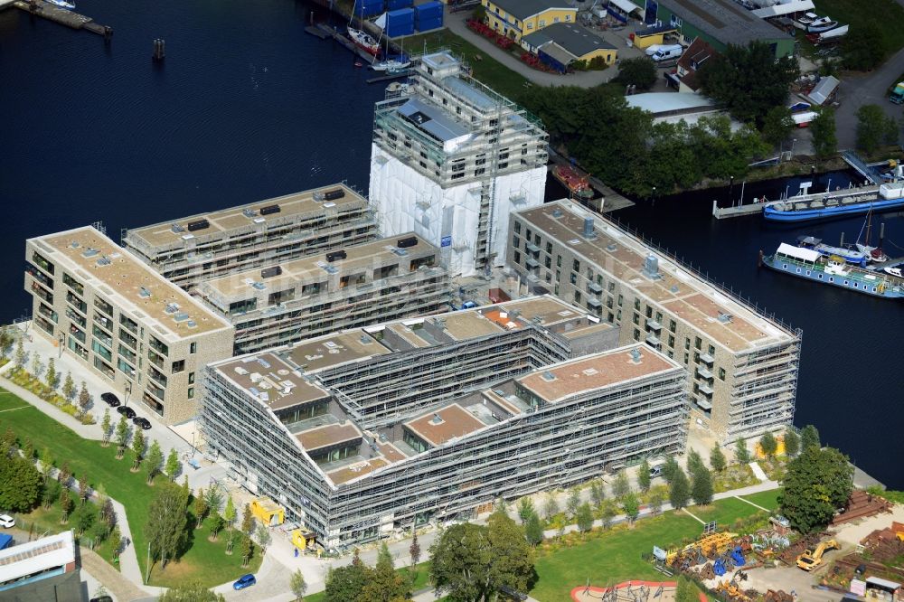 Hamburg aus der Vogelperspektive: Wohnneubauquartier Marina auf der Schlossinsel in Hamburg - Harburg