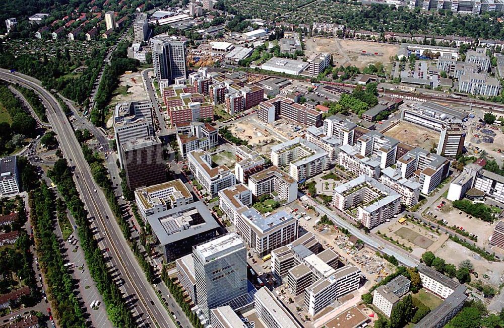 Frankfurt (Hessen) aus der Vogelperspektive: Wohnpark der HVB- Immobilien Ag an der Theodor-Heuss-Allee in Frankfurt (Hessen). 01.08.2003