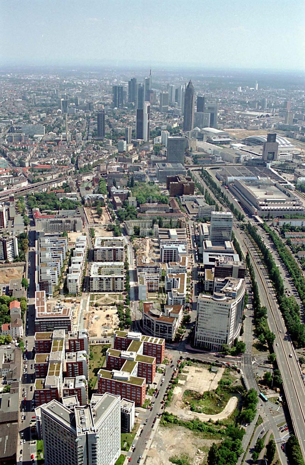 Frankfurt (Hessen) aus der Vogelperspektive: Wohnpark der HVB- Immobilien Ag an der Theodor-Heuss-Allee in Frankfurt (Hessen). 01.08.2003