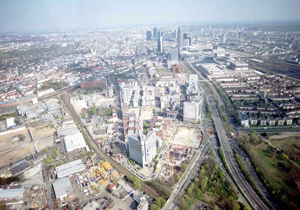 Luftbild Frankfurt am Main - Wohnpark der HVB- Immobilien Ag an der Theodor-Heuss-Allee in Frankfurt (Hessen). 14.04.2004