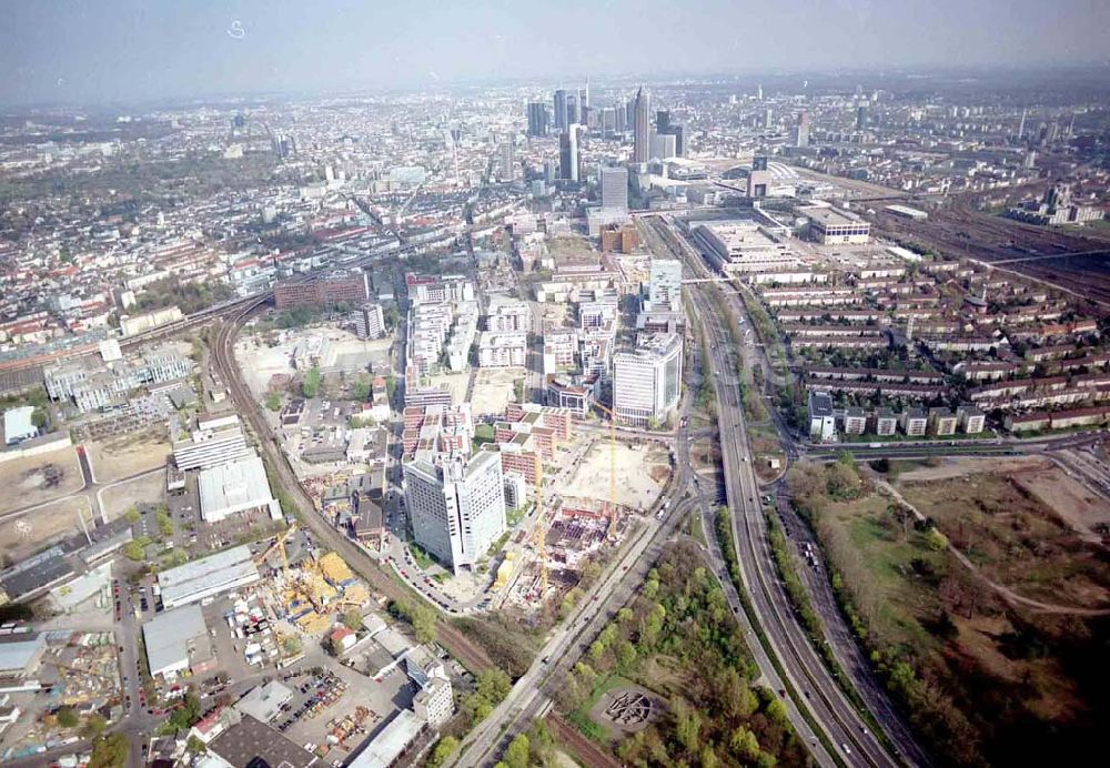 Luftaufnahme Frankfurt am Main - Wohnpark der HVB- Immobilien Ag an der Theodor-Heuss-Allee in Frankfurt (Hessen). 14.04.2004