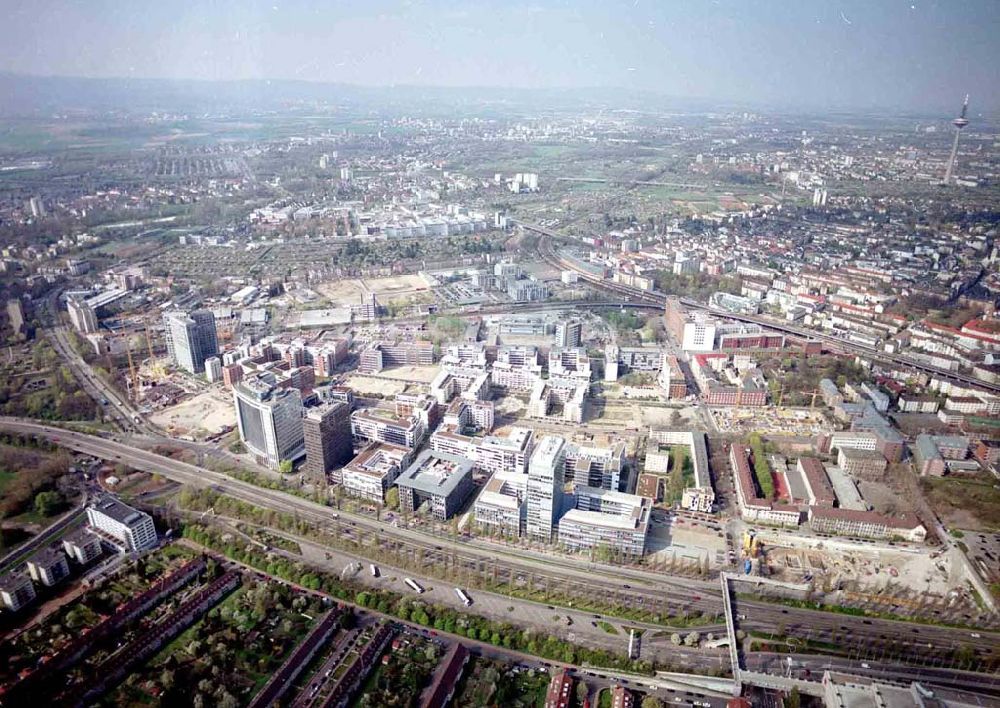 Frankfurt am Main von oben - Wohnpark der HVB- Immobilien Ag an der Theodor-Heuss-Allee in Frankfurt (Hessen). 14.04.2004